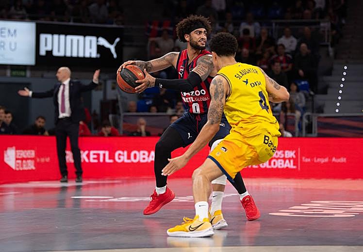 Slaughter defiende a Howard.