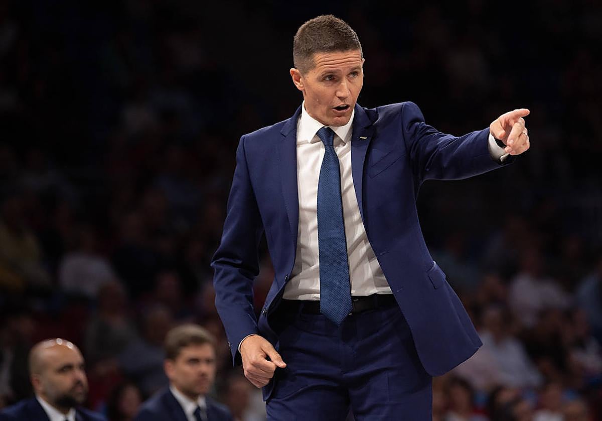 Jaka Lakovic da indicaciones en un lance del partido.