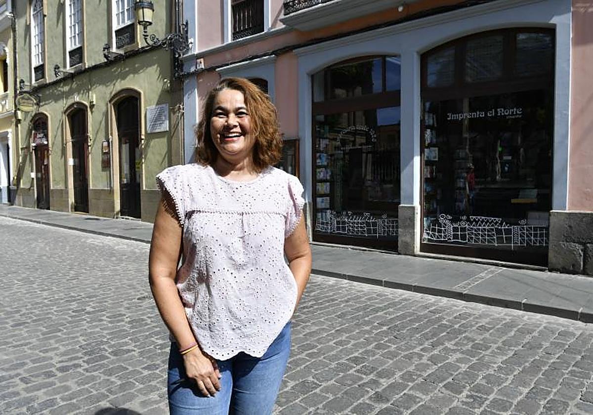 Mari Pino Martín, delante de la Librería Imprenta El Norte.