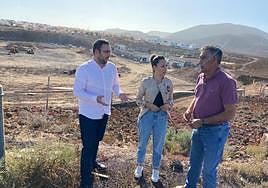 José Vicente Calero, Jessica de León y Claudio Gutiérrez, en la obra paralizada de la pista de atletismo.