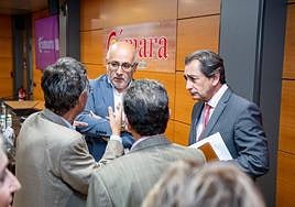 Antonio Morales (i) y Luis Padrón (d), ambos de frente, en la reunión de este lunes.