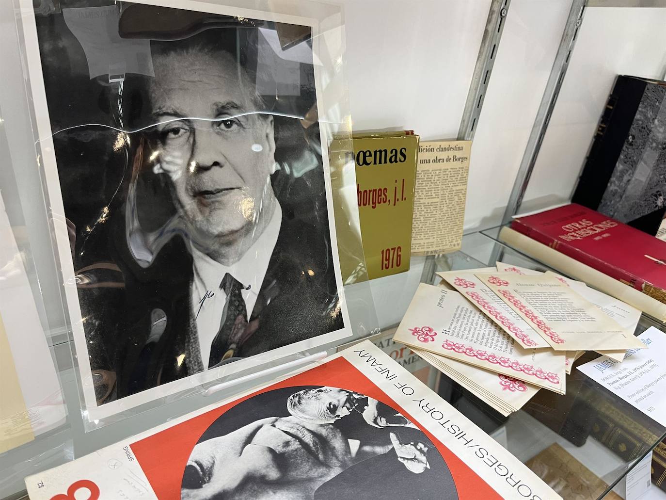 Fotografía de algunos de los libros y folletos del escritor argentino Jorge Luis Borges, en la librería James Cummins Bookseller, en el Park Avenue Armory de Manhattan en Nueva York (EE.UU.). Una colección de 400 obras, libros, manuscritos y objetos del escritor argentino Jorge Luis Borges, reunida a lo largo de décadas por un librero apasionado, arrojan luz sobre esta figura de la literatura hispana en la Feria Internacional del Libro Antiguo de Nueva York.