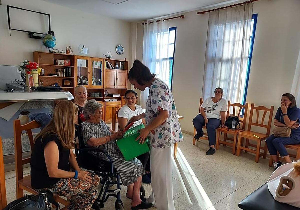 Las cuidadoras, en el centro de mayores de Morro Jable.
