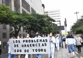 Imagen de una protesta del personal de Urgencias del Insular en 2021.