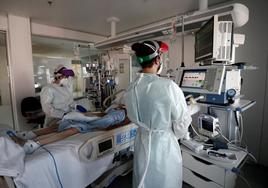 Imagen de archivo de personal sanitario en una unidad de cuidados intensivos.