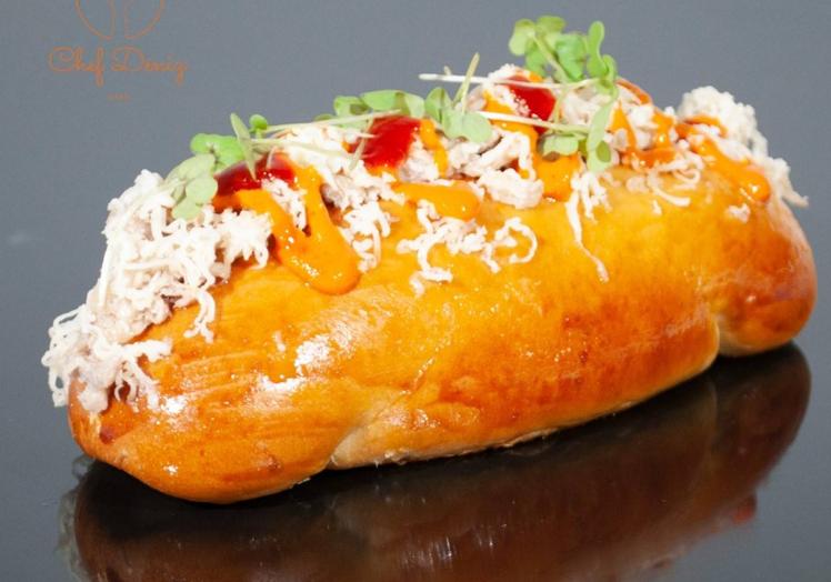Brioche coronado con queso flor de Guía.