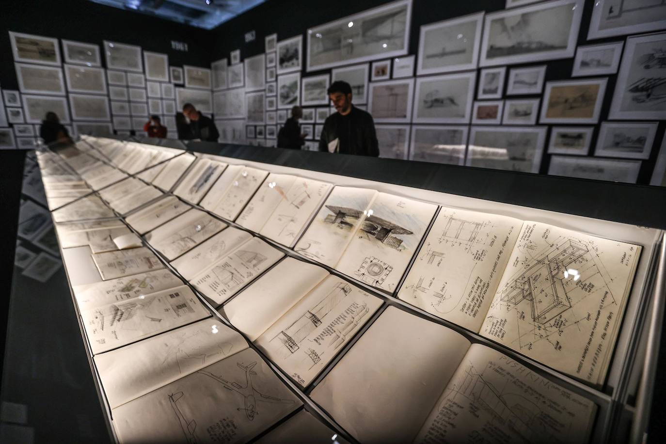 Personas caminan junto a bocetos del arquitecto británico Norman Foster. durante una exposición en el Centro Pompidou de París, Francia,