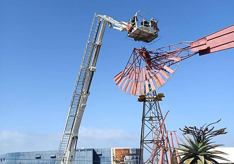 Imagen del molino afectado por las fuertes rachas de viento.