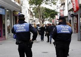 Imagen de archivo de dos agentes.