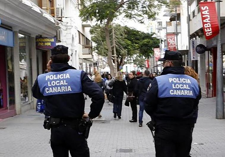 Imagen de archivo de dos agentes.