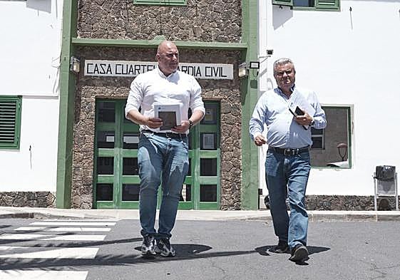 El presidente Sergio Lloret y el consejero Juan Nicolás Cabrera, tras poner la denuncia en la Guardia Civil.