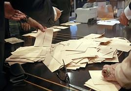 Imagen de archivo del recuento de papeletas de una jornada electoral en la comunidad autónoma.