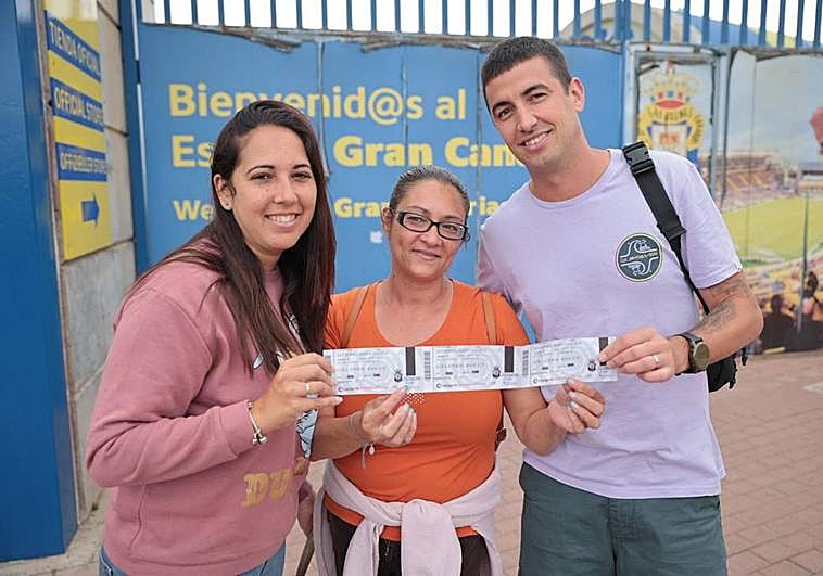 Aficionados, este miércoles tras retirar sus entradas para el próximo partido de la UD.