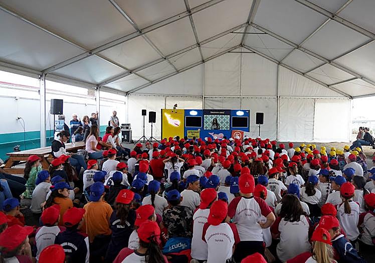 Participantes en uno de los talleres de la Feria Escolar del Sector Primario.