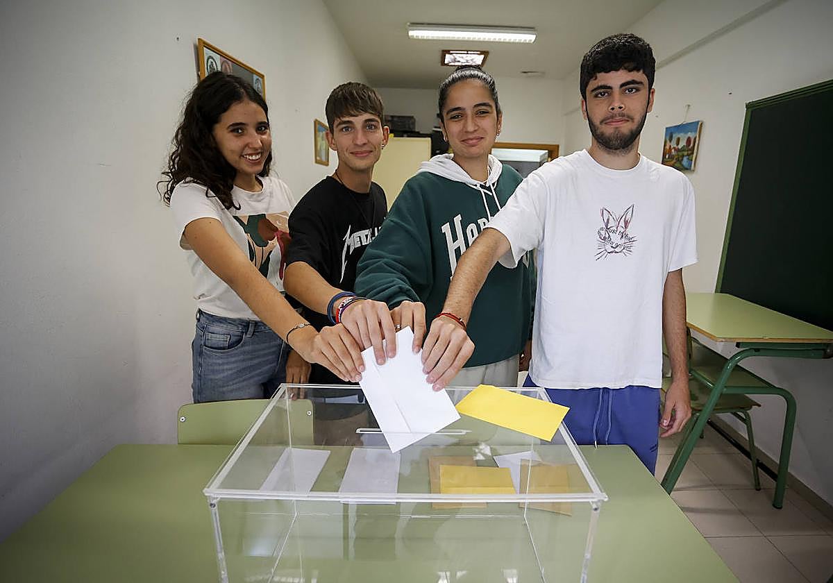 De izquierda a derecha. Raquel Martín, Josué Camacho, Marta Jacinto y Alejandro Álvarez, alumnos del IESLos Tarahales que ya han cumplido la mayoría de edad y podrán votar el 28M.