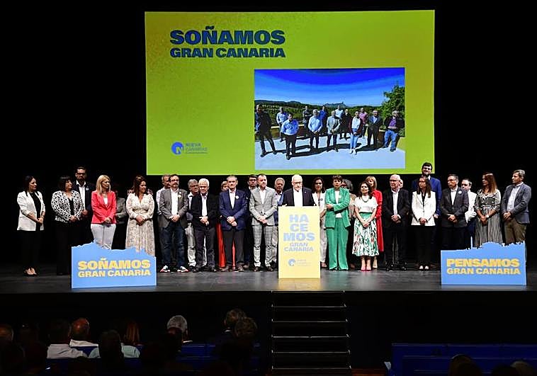 Antonio Morales cerró el acto arropado por toda la candidatura de NC al Cabildo grancanario.