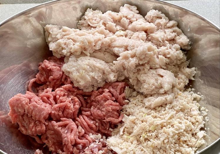 Añadimos las carnes picadas