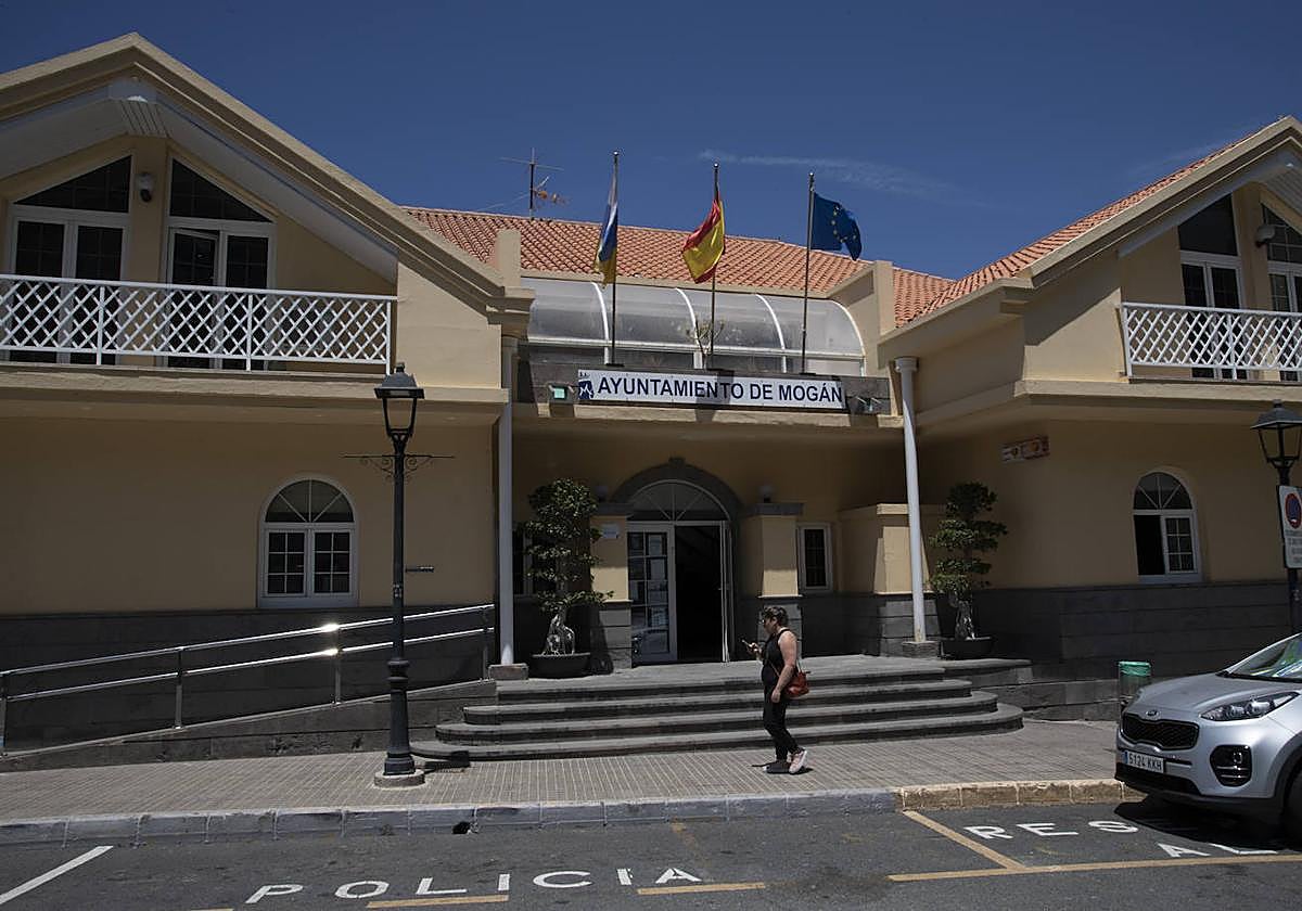 Fachada del Ayuntamiento de Mogán en su sede del casco.