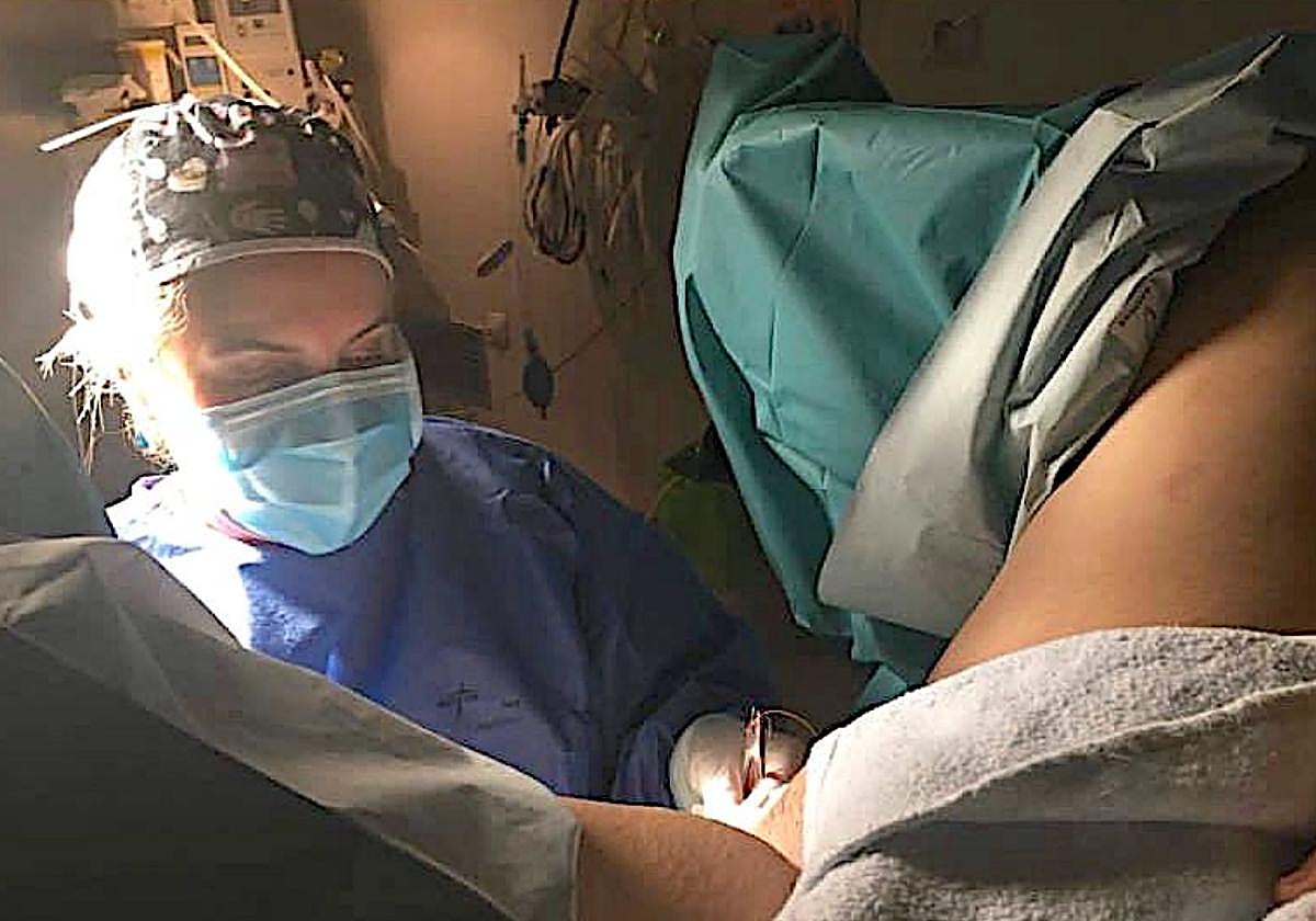 Imagen de archivo de una matrona atendiendo un parto.