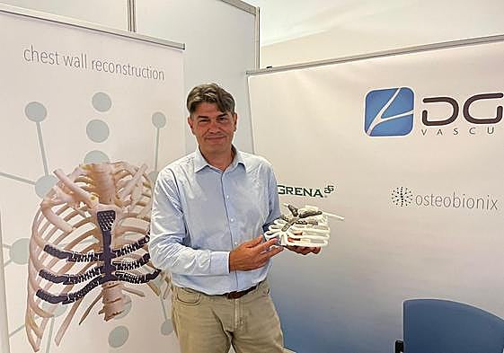 El ingeniero del Instituto Tecnológico de Canarias, Donato Monopoli, sujeta un modelo de un segmento de caja torácica con una prótesis.