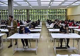 Foto de archivo de estudiantes realizando la selectividad en la ULPGC.