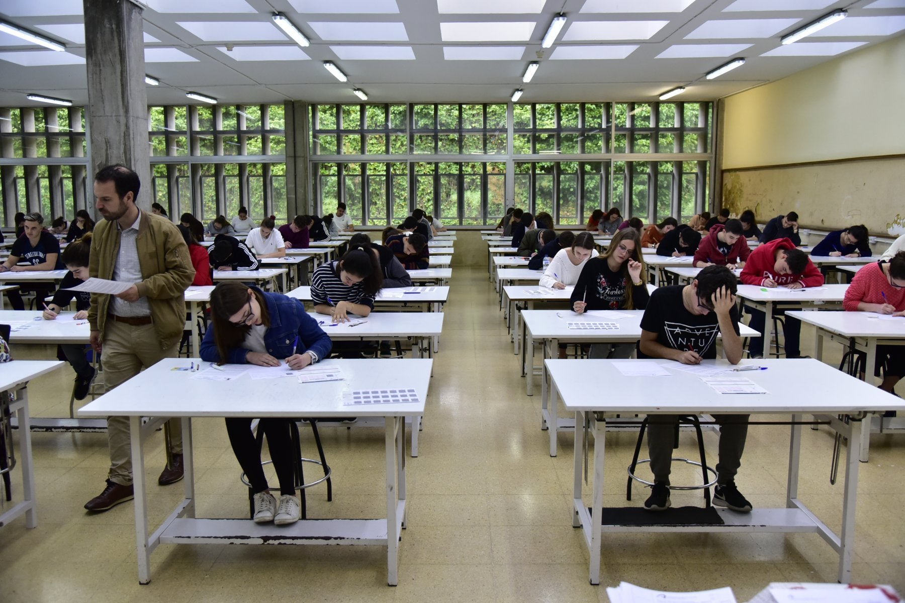 Foto de archivo de estudiantes realizando la selectividad en la ULPGC.