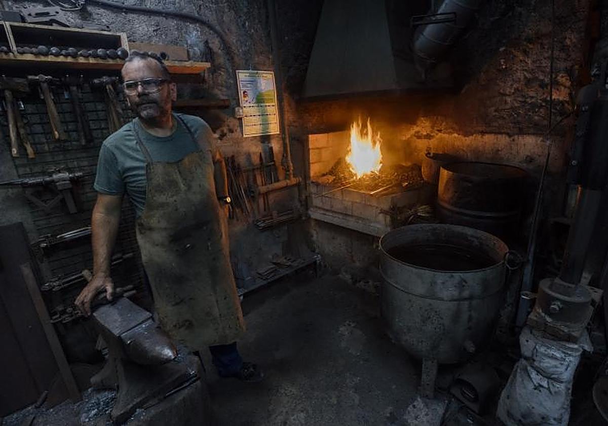 Santiago Medina, propietario de Herrería Daniel, en El Calero (Telde).