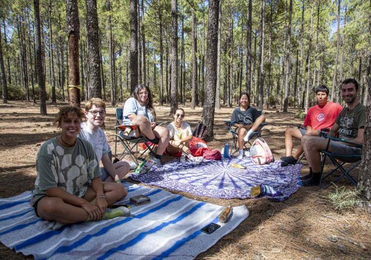 Un grupo de jóvenes en la zona de acampada de Llanos de La Mimbre (Tamadaba).