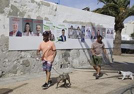 Carteles electorales el viernes en Arrecife.