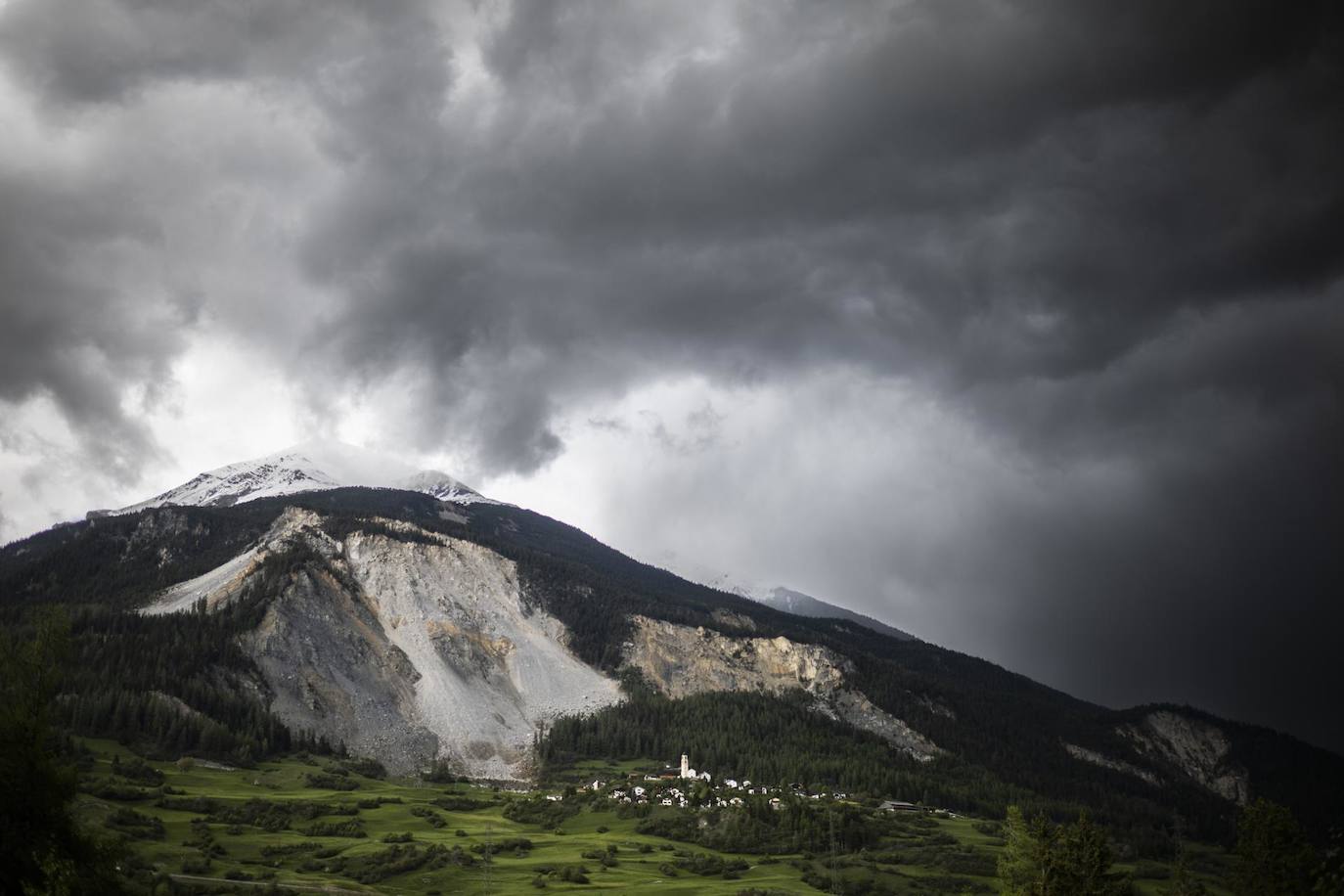 El pueblo de Brienz/Brinzauls bajo el «Brienzer Rutsch», en Graubuenden, Suiza. Se colocan dos millones de metros cúbicos de roca de la montaña sobre el pueblo soltarse y estrellarse contra el valle en un futuro inminente. El pueblo será evacuado esta tarde.