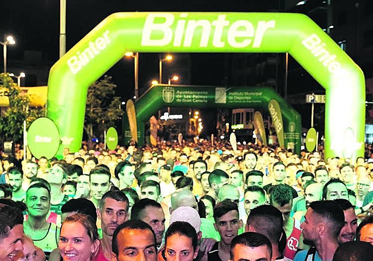 Corredores participando en una de las ediciones de la Binter NightRun.