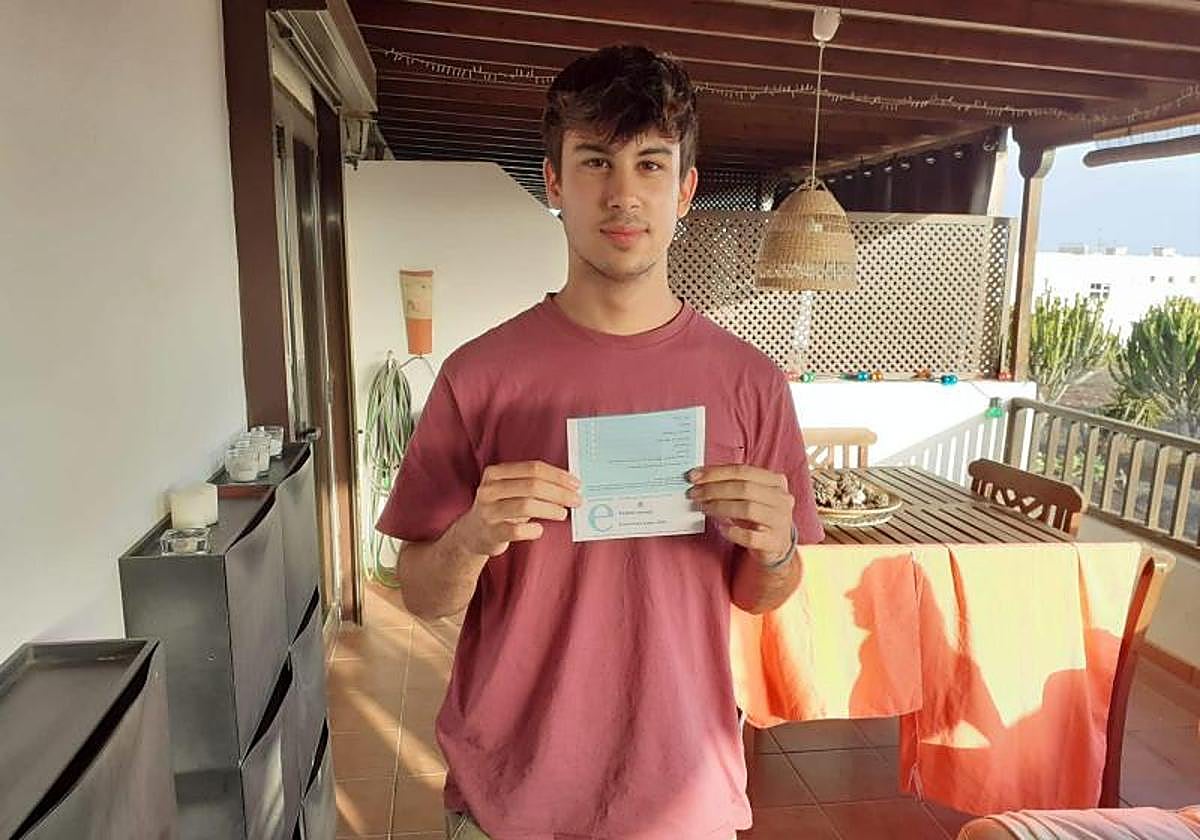 Gorka Tejedor Iglesias, con la tarjeta de la mesa electoral donde podrá votar en Costa Teguise.