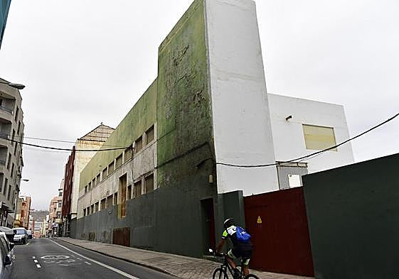 Un ciclista pasa por delante de la subestación de La Cícer.
