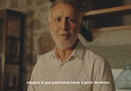 «Rendirse nunca fue una opción»: Torres, con su padre, en un vídeo de campaña
