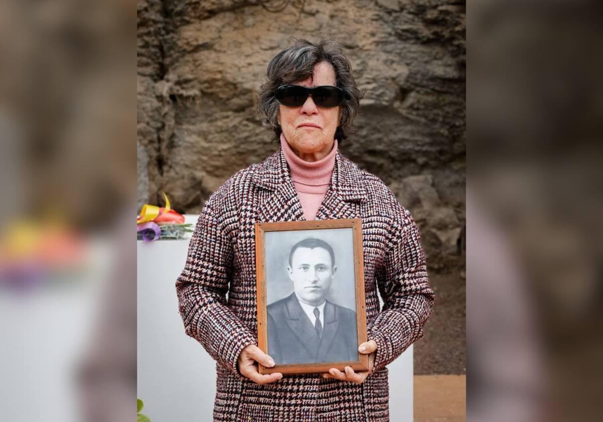 Pino Sosa, con la foto de su padre, junto al pozo de Tenoya donde aparecieron sus restos.