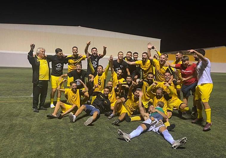 La Unión Deportiva San Nicolás celebra el ascenso a Preferente.