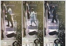 De izquierda a derecha, Rogelio, Antonio y Ana María son captados por una cámara de seguridad caminando juntos el día de la desaparición tras la reunión en el banco.