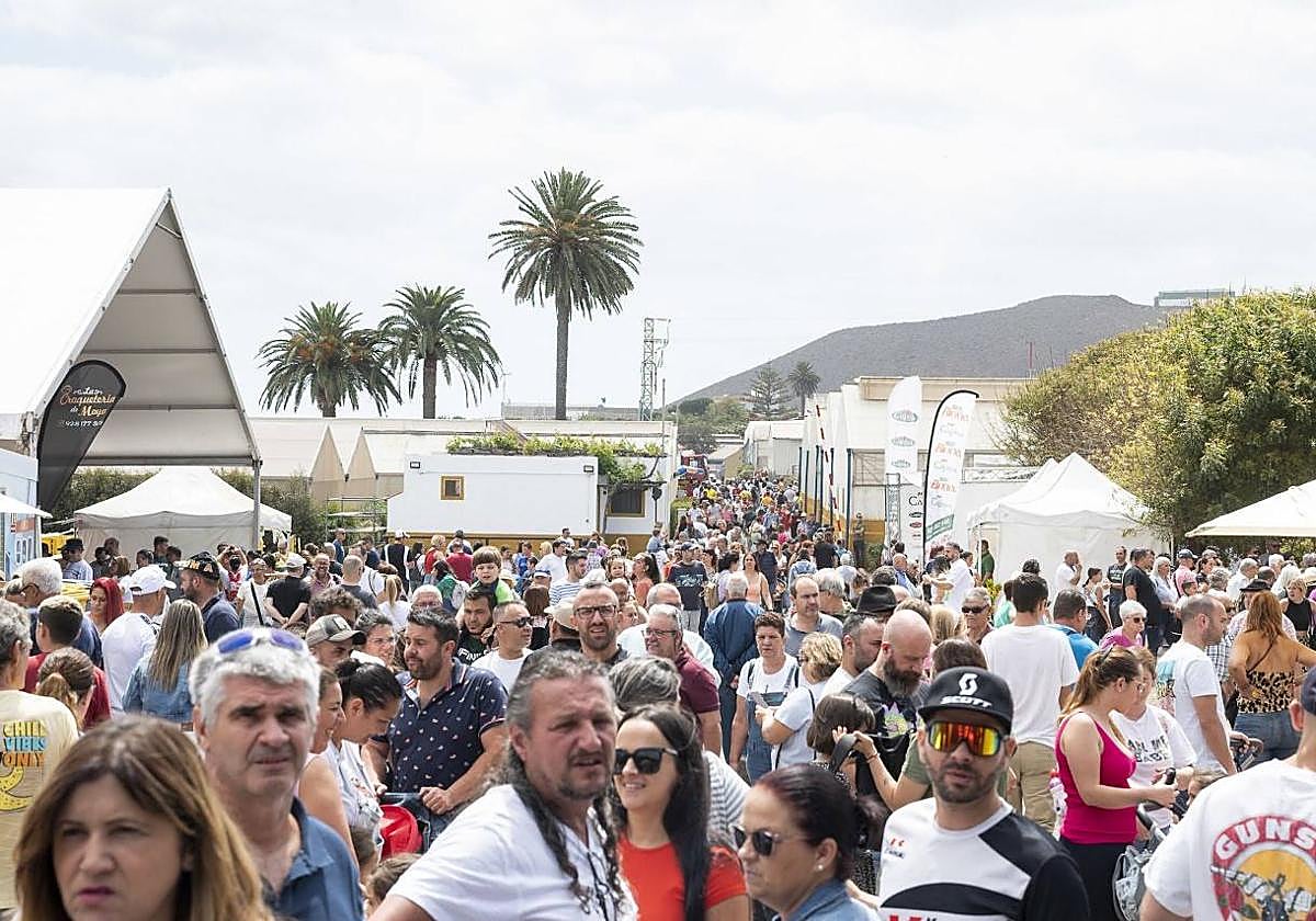 Asistentes a la feria.