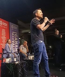 Imagen secundaria 2 - Más imágenes del encuentro de Podemos.