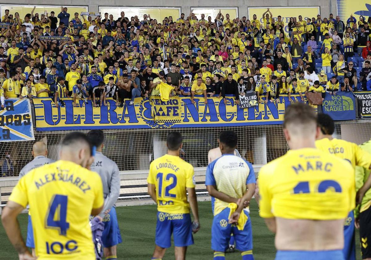 Los jugadores de la UD, recibiendo ánimos de la Naciente tras el último encuentro.