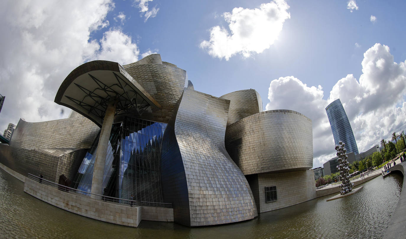 Vista del museo Guggenhiem de Bilbao. Tras 25 años de actividad, este vanguardista edificio de titanio, piedra y cristal diseñado por el arquitecto Frank Ghery ha sido visitado por casi 25 millones de personas, un 61 por ciento de turistas extranjeros, y ha tenido un impacto económico directo de más de 6.500 millones de euros. «Ciudad de los 15 minutos», «ciudades inteligentes» y otros conceptos asociados al urbanismo sostenible se abren paso con fuerza en el planeamiento urbano de las grandes poblaciones españolas, ante las demandas de una ciudadanía que reclama más vivienda y también más espacio público.