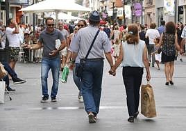 Un puñado de desconocidos haciendo la vida en la capital grancanaria.