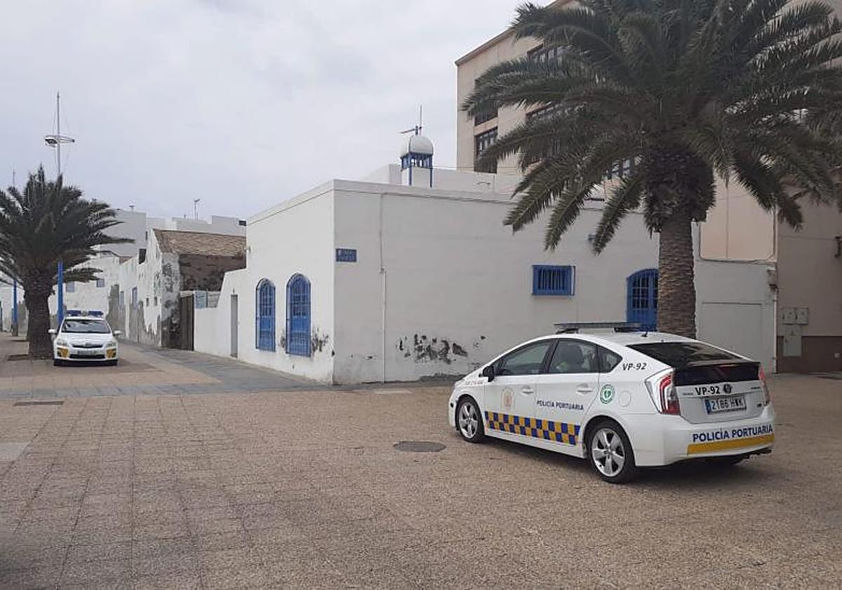 Policía Portuaria, este martes, para evitar que entren nuevos usurpadores al edificio.