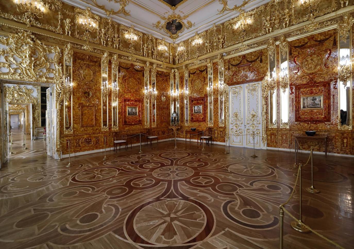 Una vista interior de la Sala de Ámbar en el Palacio de Catalina en Tsarskoye Selo, en las afueras de San Petersburgo, Rusia. El Museo-Reserva Tsarskoye Selo está conmemorando el 20 aniversario de la apertura al público de la Sala de Ámbar en el Palacio de Catalina después de más de dos décadas de reconstrucción. Los nazis saquearon la Sala de Ámbar, llamada la «Octava Maravilla del Mundo», durante la Segunda Guerra Mundial, y se desconoce su ubicación actual.