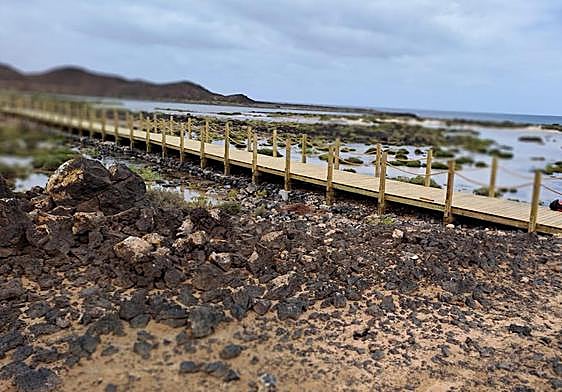 La nueva pasarela de madera, con la marea llena inundando Las Lagunitas.