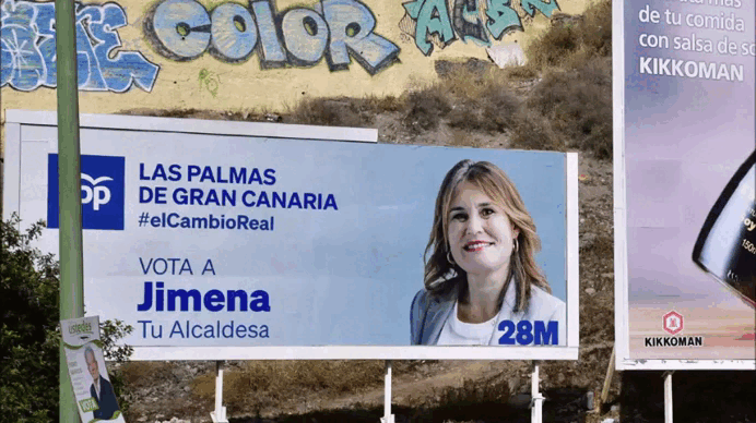 La campaña ha llegado a farolas, vallas y guaguas.