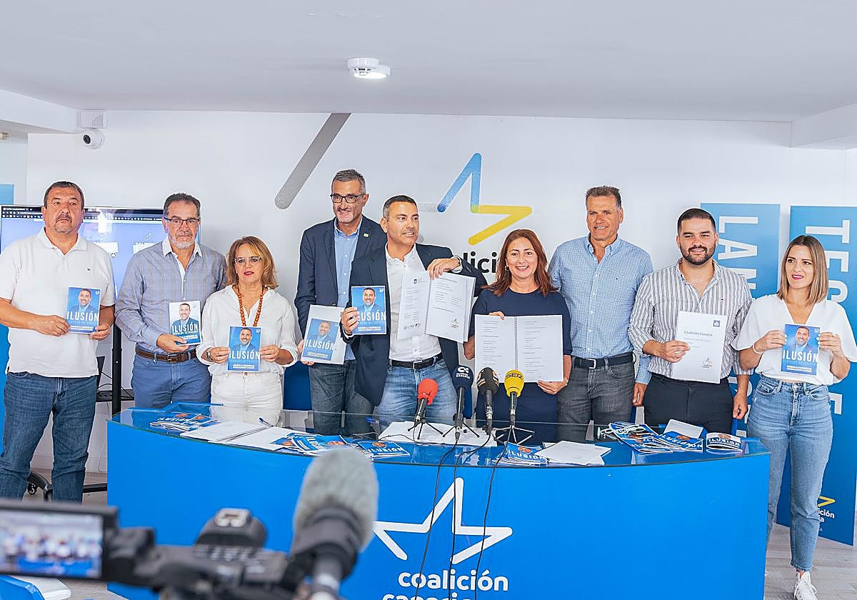 Oswaldo Betancort, con integrantes de la plancha de CC al Cabildo de Lanzarote.