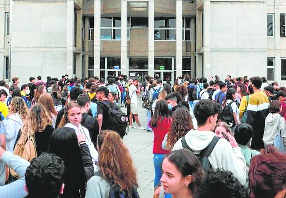 Alumnos de la EBAU durante las pruebas del año pasado en Escuela de Arquitectura.