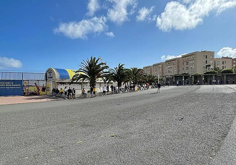 Aficionados apostados en las taquillas este jueves y antes de su apertura.