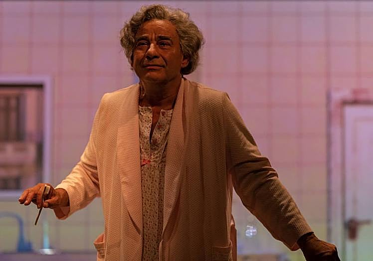 Eduard Fernández, dándole vida a su personaje.